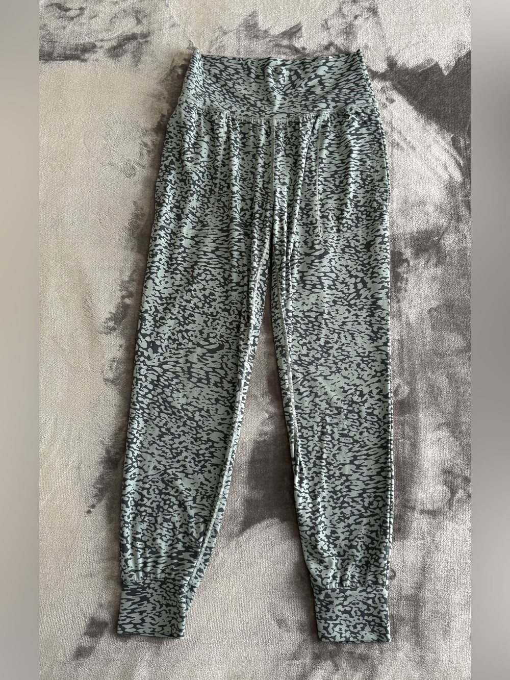 Athleta Salutation Jogger Ocelot Print Size S Soft Teal Grey Yoga Pants Athletic - Picture 2 of 11